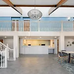 Hotel Wave At Rehoboth Beach