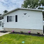 Charming Cottage With Fenced Backyard Pet Friendly