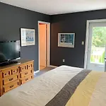 King Charles Avenue 404 #6