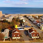 King Charles Avenue 404 #6