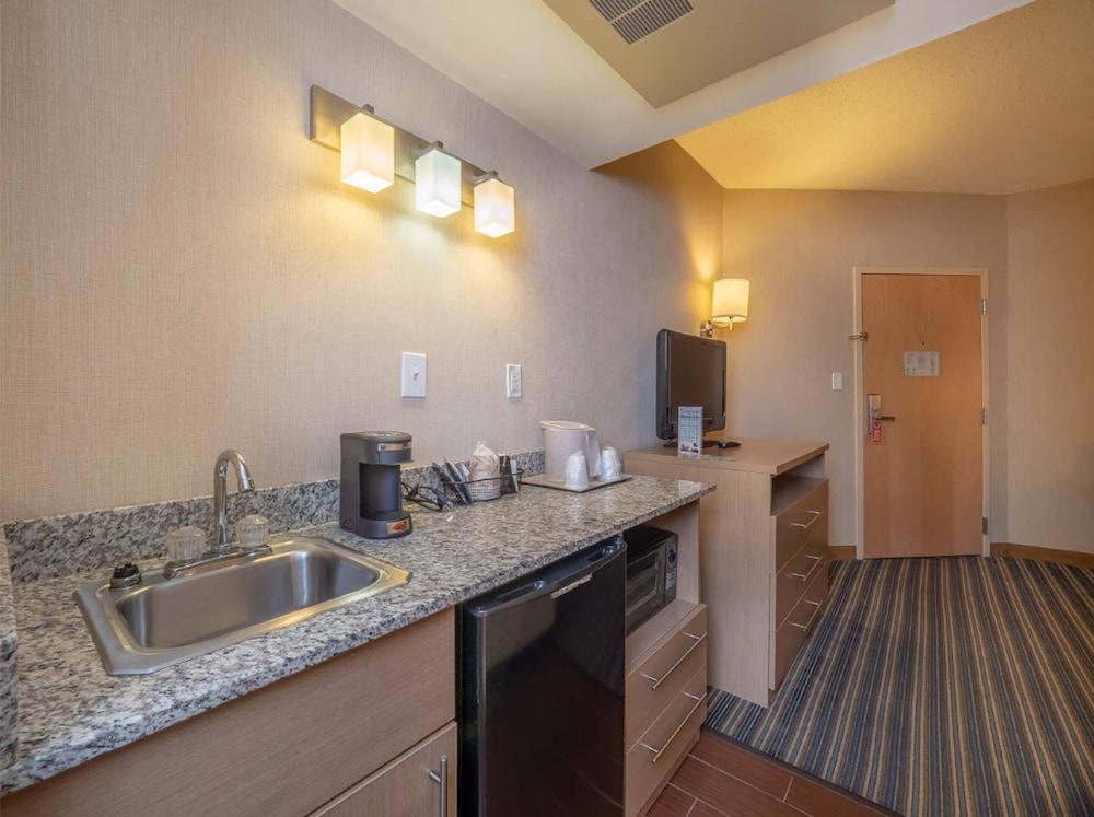 Hotel Atlantic Sands And Conference Center 4*