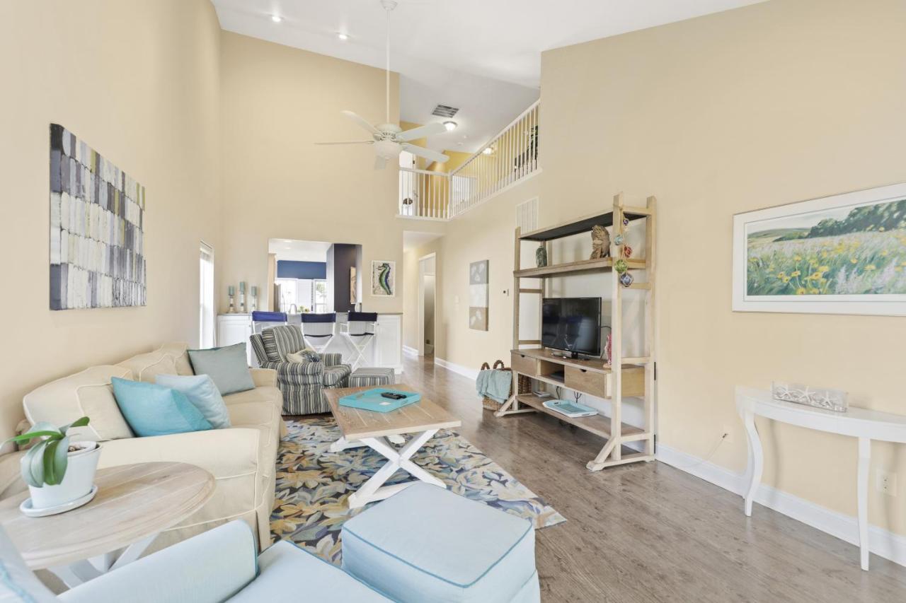 Grande At Canal Pointe 37502 Worcester Dr *