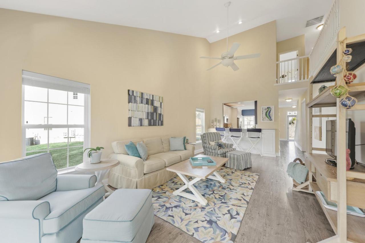 Grande At Canal Pointe 37502 Worcester Dr *