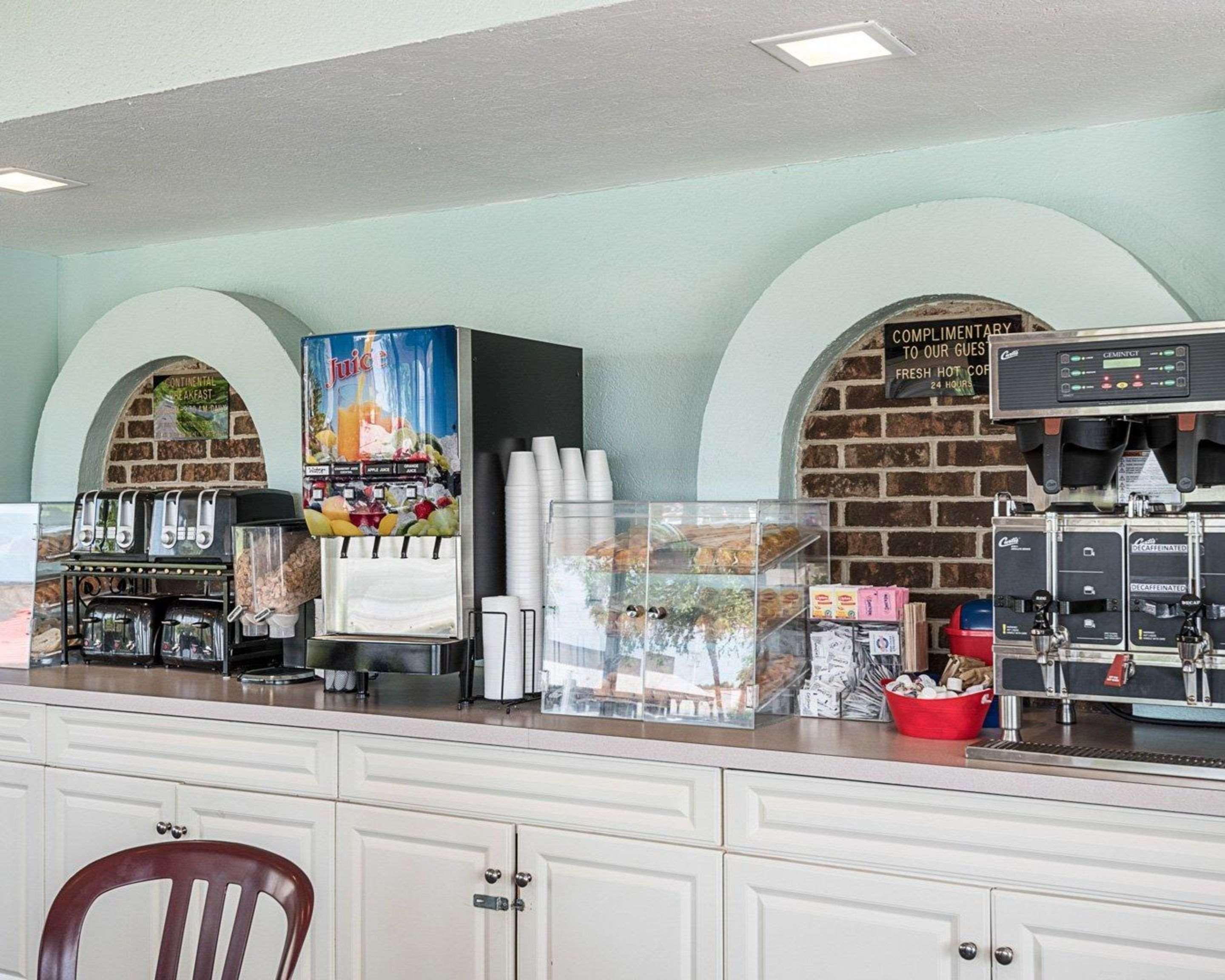 Hotel Econo & Rehoboth