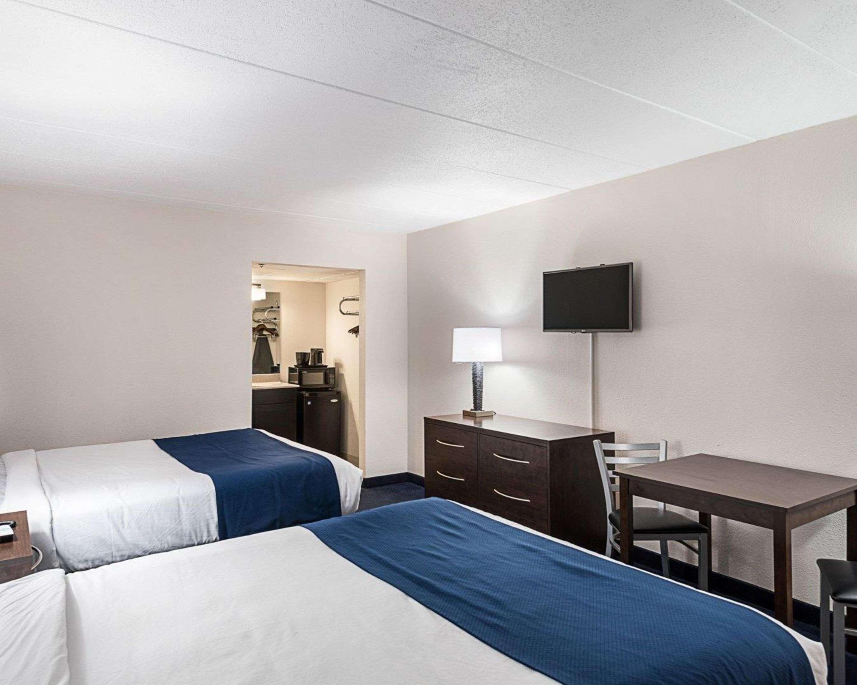 Econo & Rehoboth Hotel
