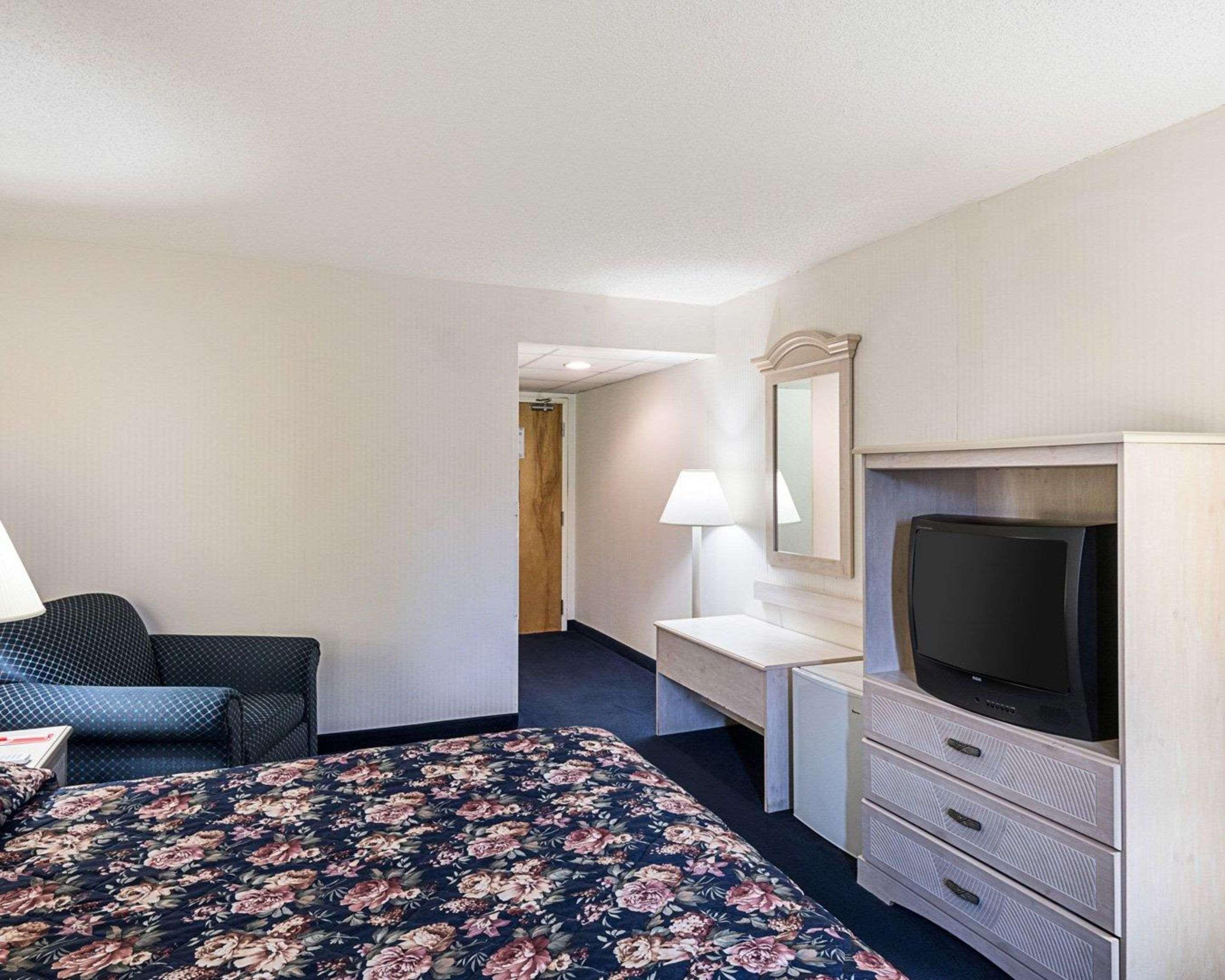 Econo & Rehoboth Hotel