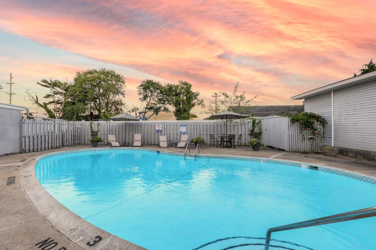 Rehoboth House --- 20494 Coastal Highway Unit #11 *