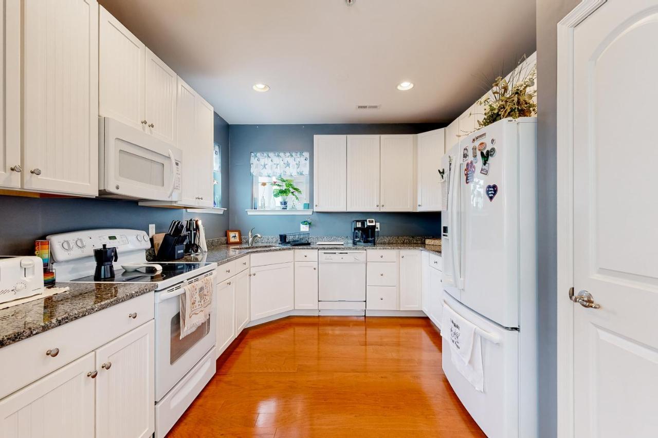 Apartment Grande At Canal Pointe -- 37697 Ulster #12 *