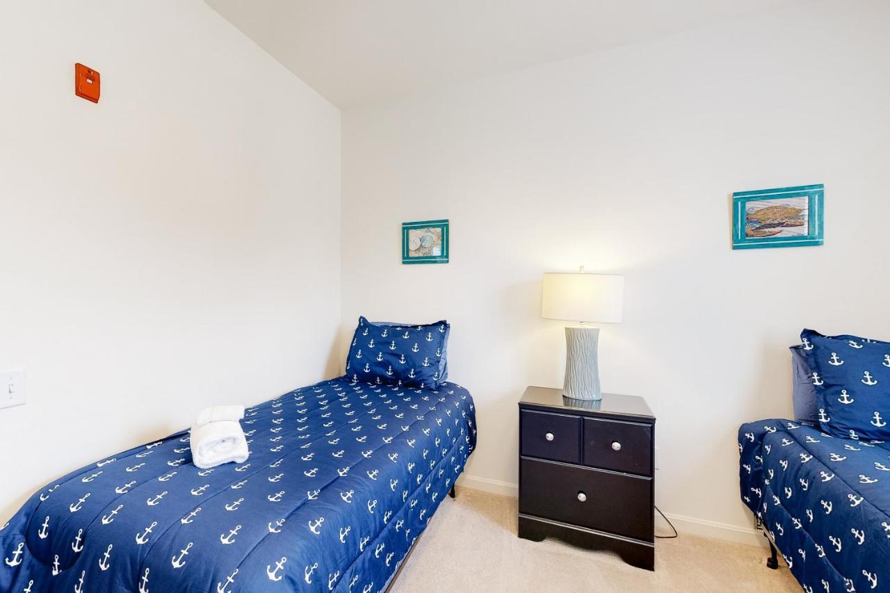 Apartment Grande At Canal Pointe -- 37697 Ulster #12 *