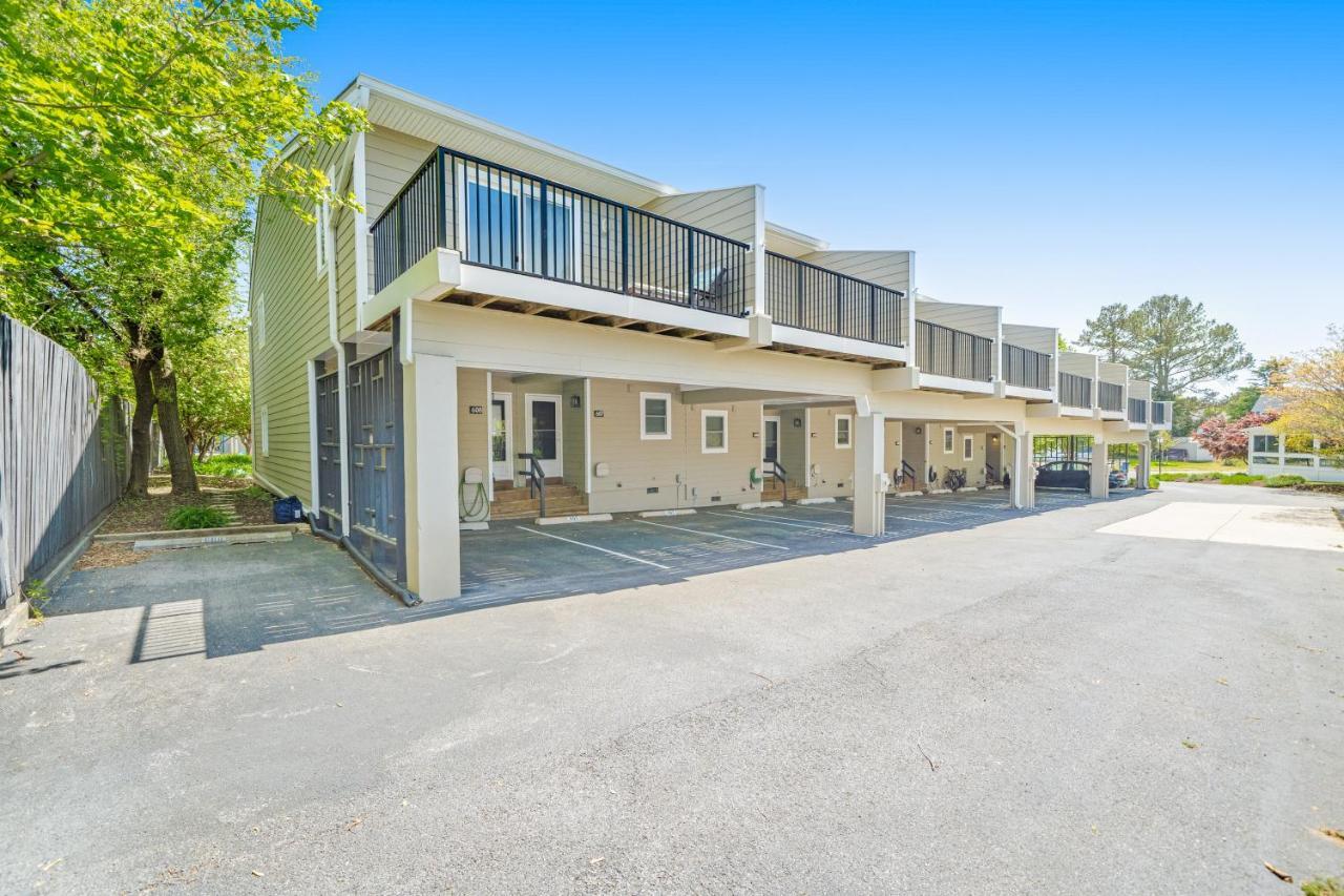 Scarborough Village - 245 Country Club Dr, Unit #608 *