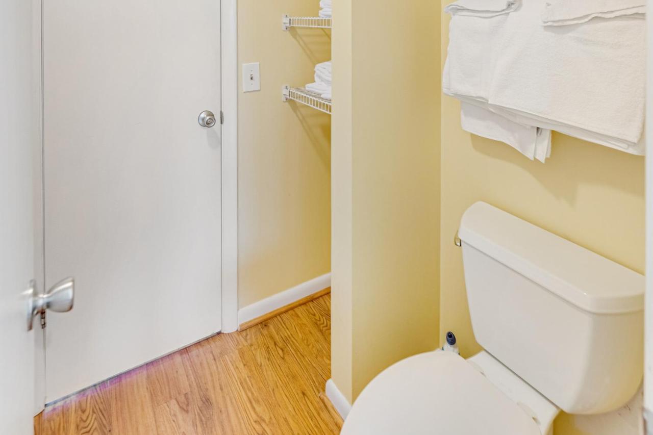 Scarborough Village - 245 Country Club Dr, Unit #608 Holiday home *