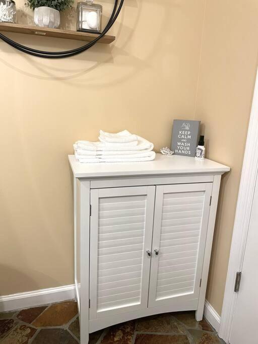 Gem! Hot Tub/ev/2bd/3.7mi Beach/.5mi Outlets