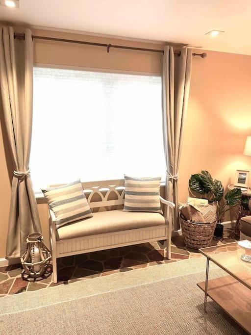 Holiday home Gem! Hot Tub/ev/2bd/3.7mi Beach/.5mi Outlets *