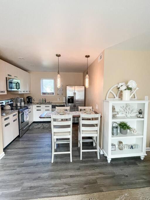 Family Paradise! Hottub/ev/4bd3ba/3.7mi To Holiday home