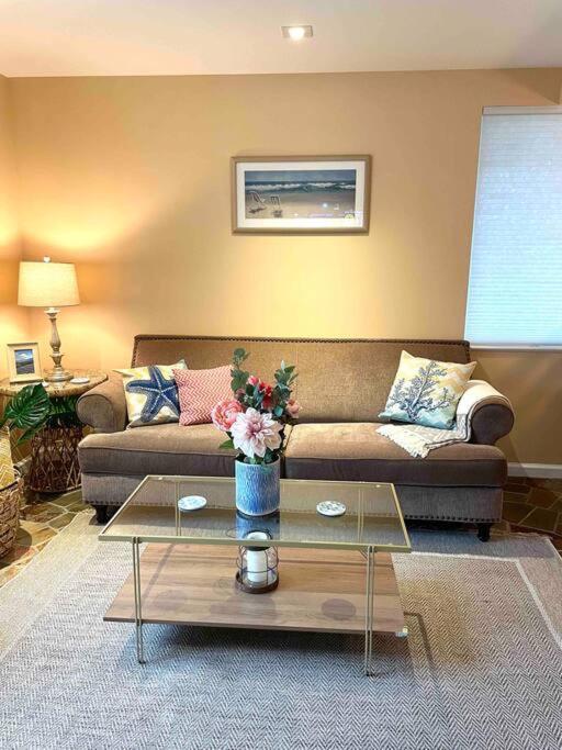 Gem! Hot Tub/ev/2bd/3.7mi Beach/.5mi Outlets * Rehoboth Beach