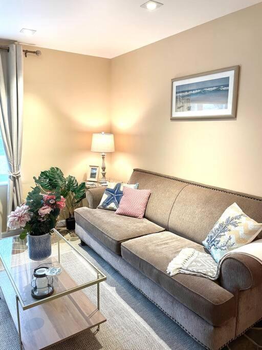 Holiday home Gem! Hot Tub/ev/2bd/3.7mi Beach/.5mi Outlets *