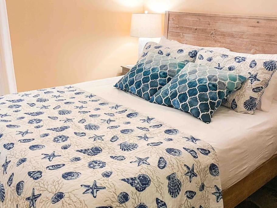 Gem! Hot Tub/ev/2bd/3.7mi Beach/.5mi Outlets Holiday home