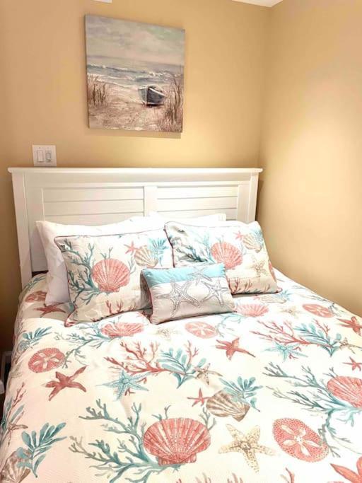 Gem! Hot Tub/ev/2bd/3.7mi Beach/.5mi Outlets *