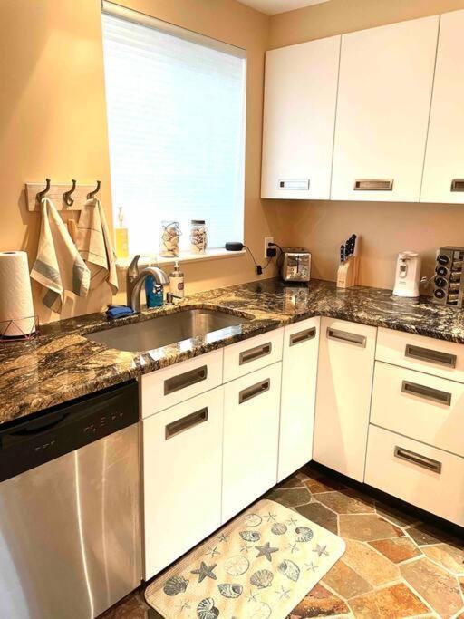 Gem! Hot Tub/ev/2bd/3.7mi Beach/.5mi Outlets *