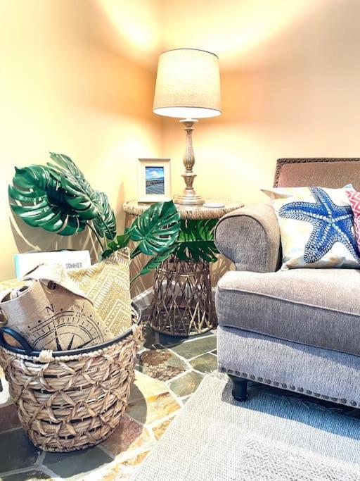 Gem! Hot Tub/ev/2bd/3.7mi Beach/.5mi Outlets Holiday home