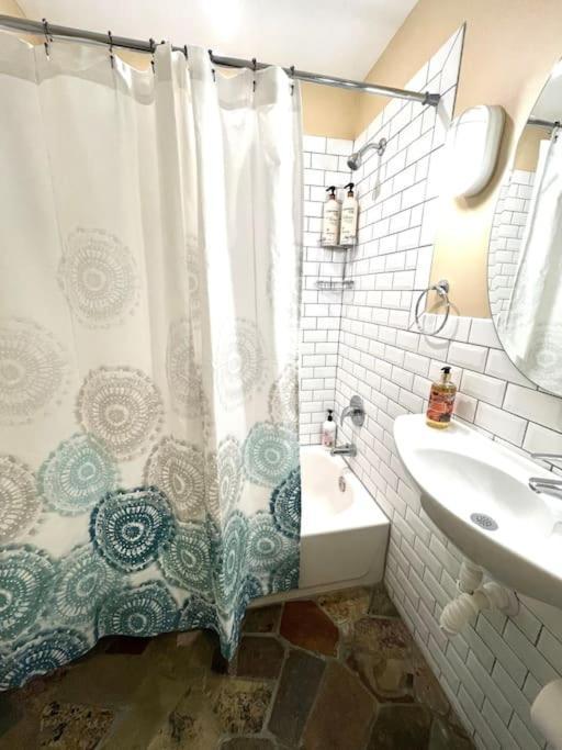 Holiday home Gem! Hot Tub/ev/2bd/3.7mi Beach/.5mi Outlets *