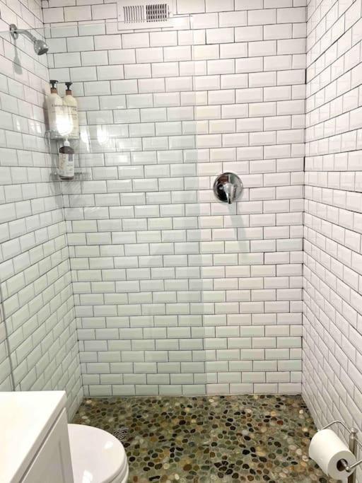 Gem! Hot Tub/ev/2bd/3.7mi Beach/.5mi Outlets Rehoboth Beach