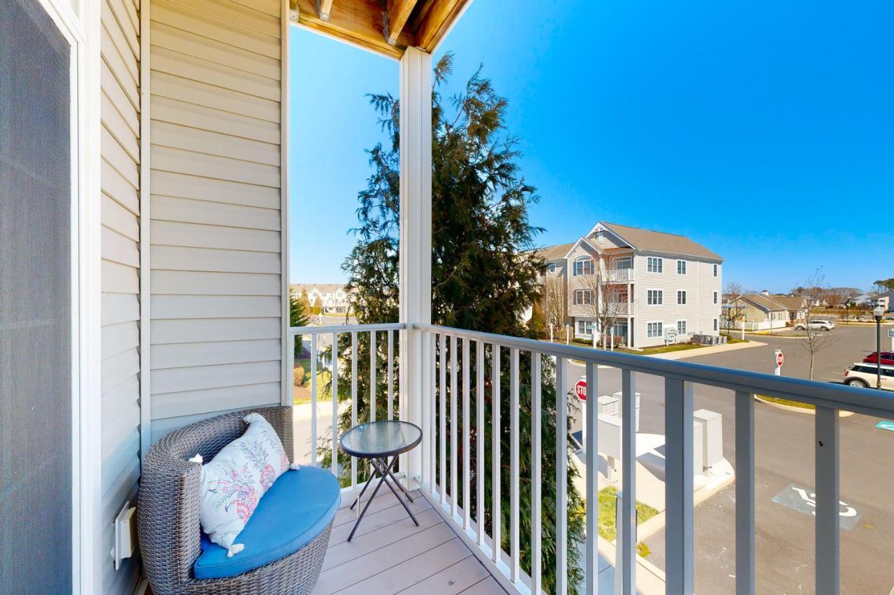 Apartment Grande At Canal Pointe - 37696 Ulster Dr, Unit #12 *