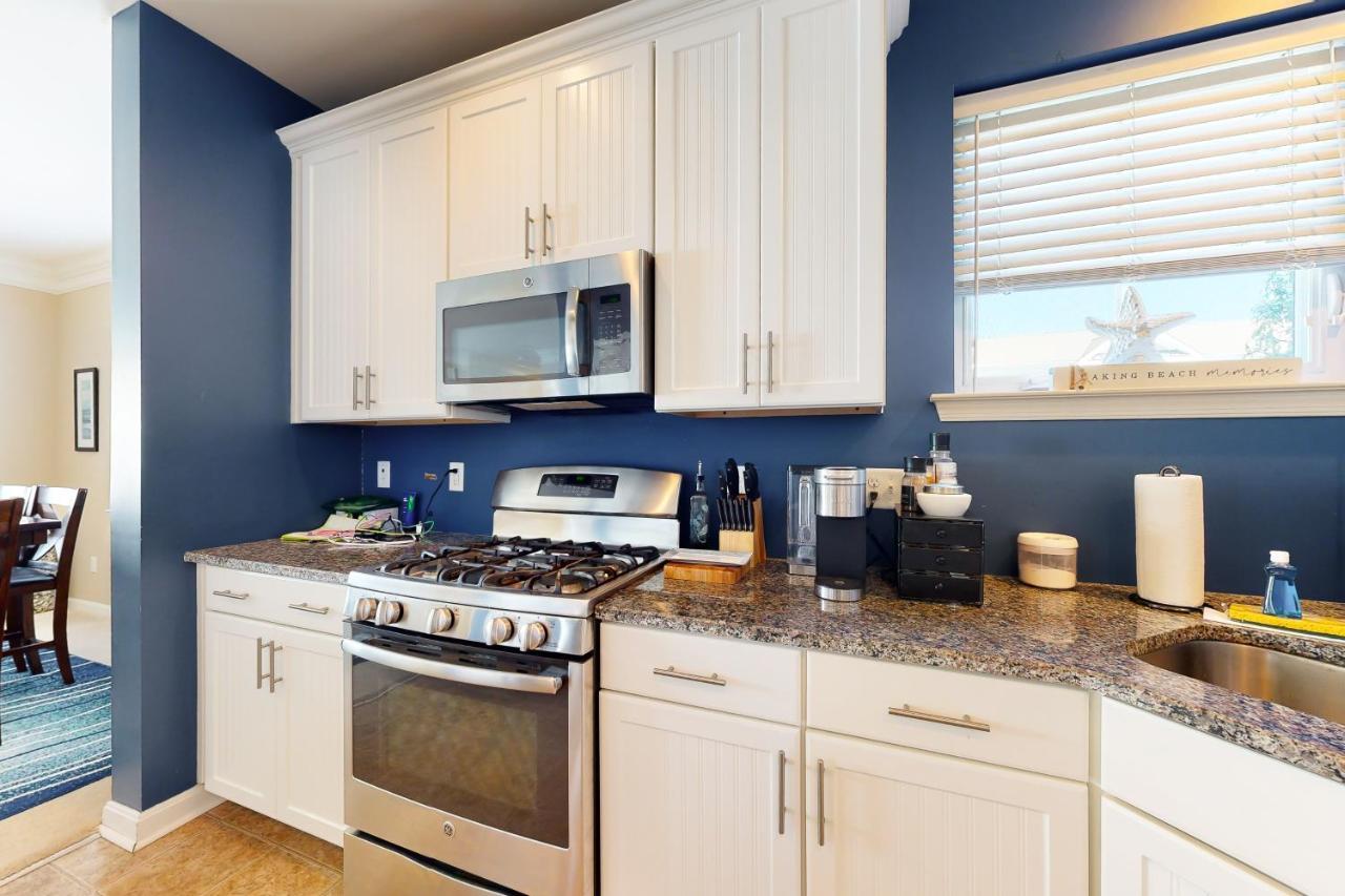 Apartment Grande At Canal Pointe - 37696 Ulster Dr, Unit #12 *