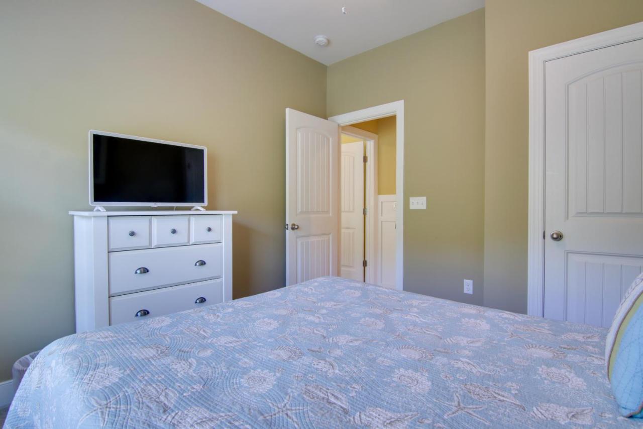 Sunlit Rehoboth Townhome With Pool Access! Holiday home *