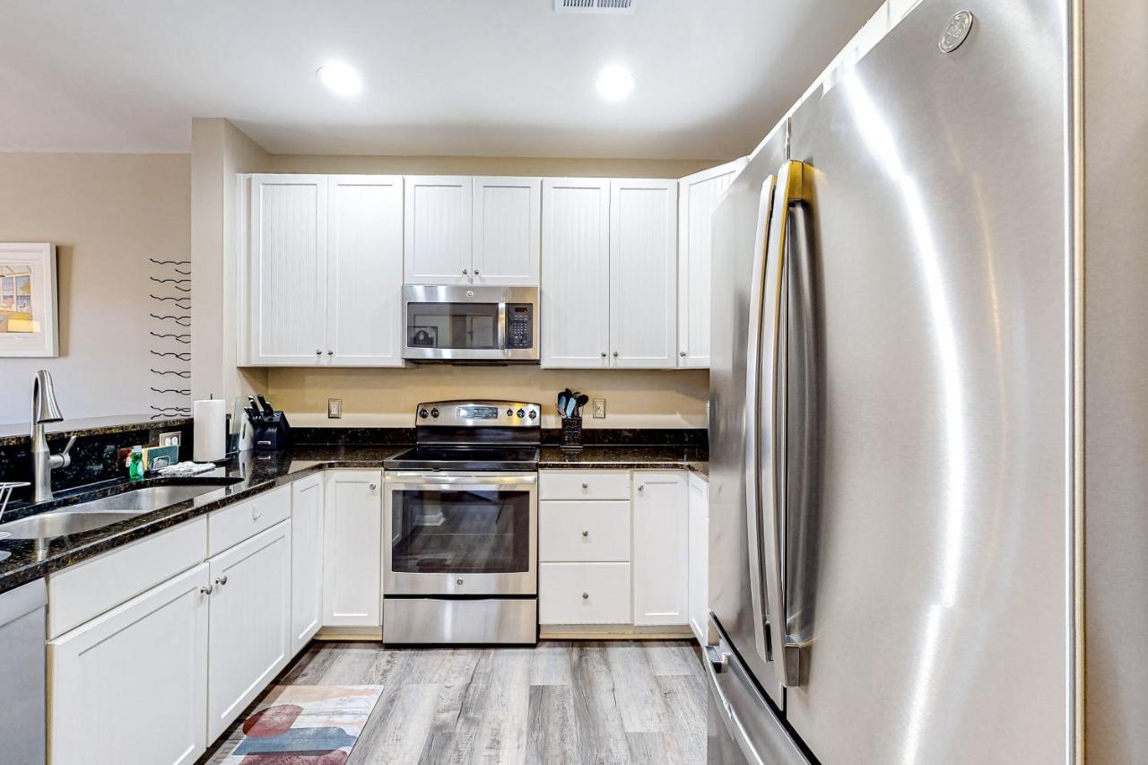 Apartment Grande At Canal Pointe - Ulster Dr, Unit #11