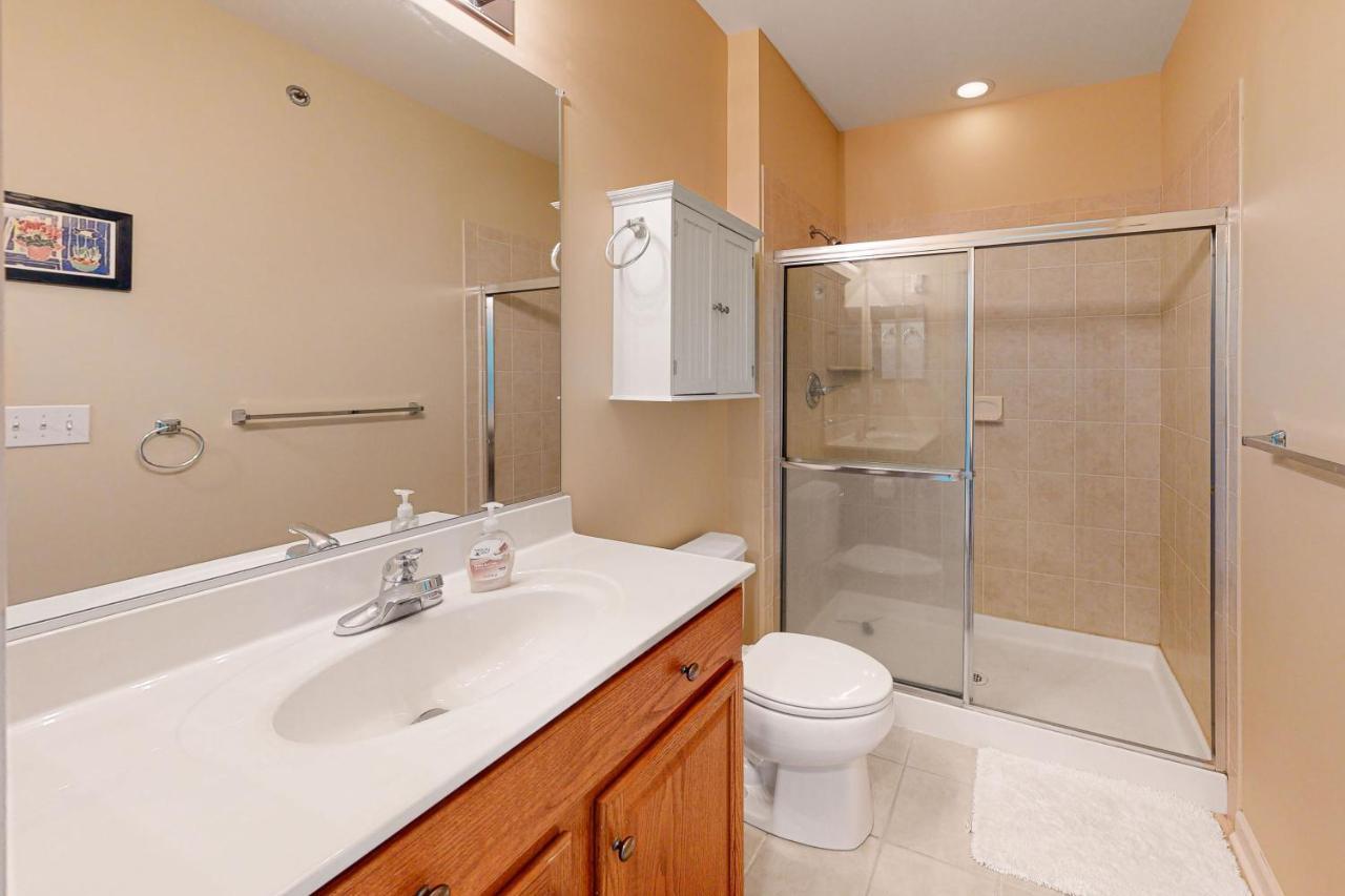 Apartment Grande At Canal Pointe - 19708 Chelmer Dr, Unit #9 *