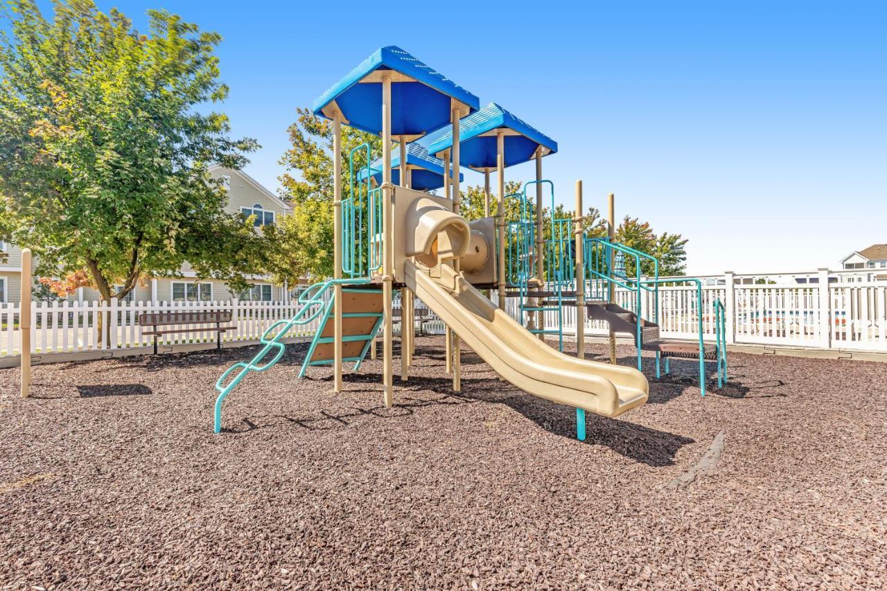 Apartment Grande At Canal Pointe - 19708 Chelmer Dr, Unit #9