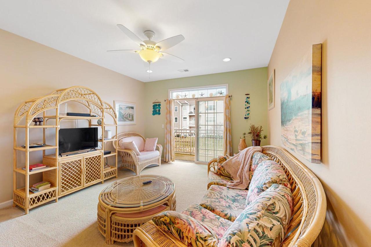 Apartment Grande At Canal Pointe - 19708 Chelmer Dr, Unit #9 *