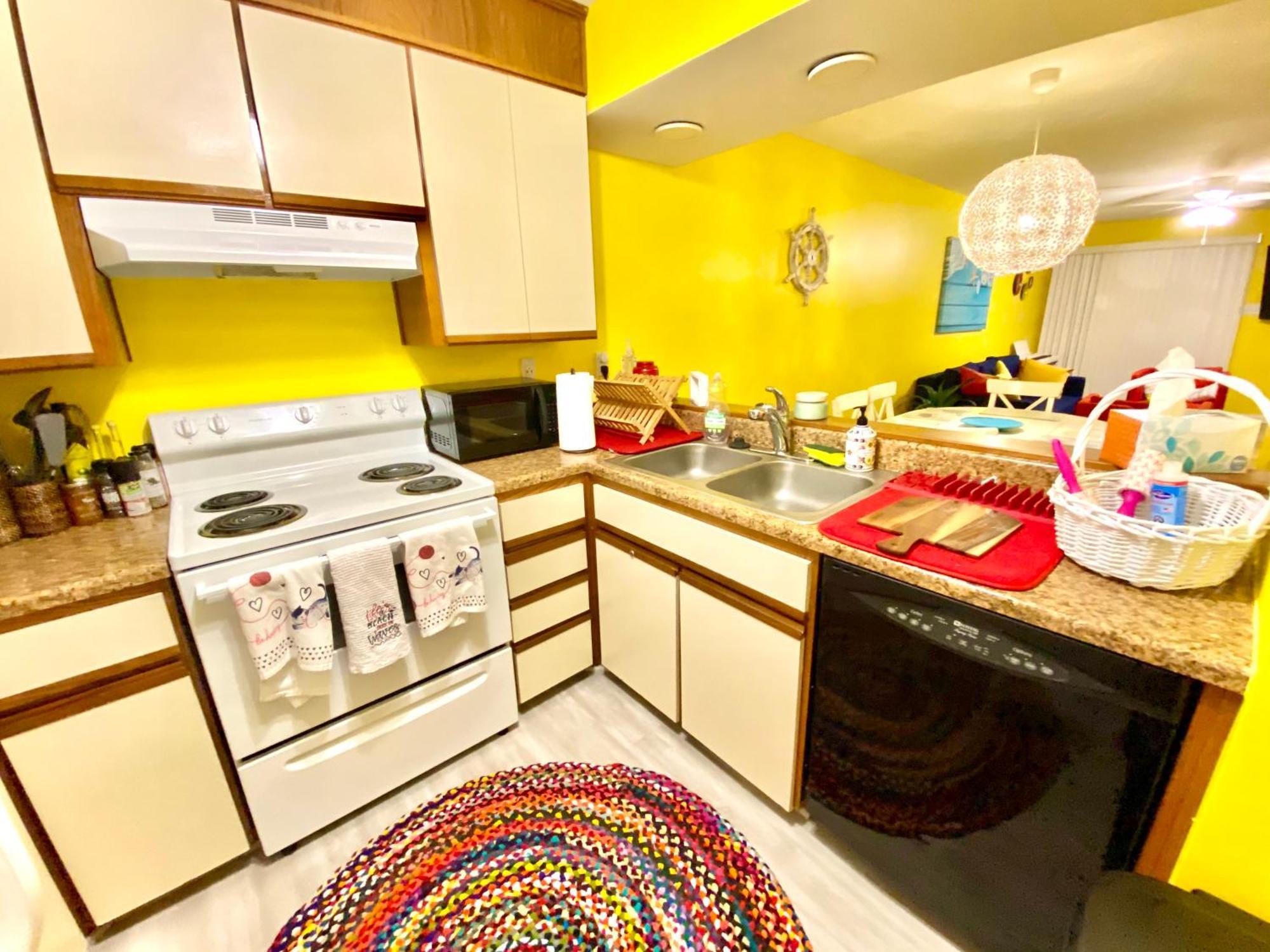 Apartment Modern Beachside Bliss: 2 Bed/2 Bath Haven