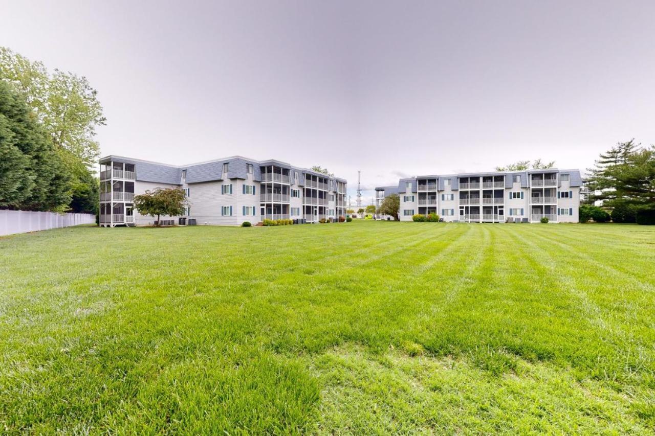 Modern Beachside Bliss: 2 Bed/2 Bath Haven Apartment