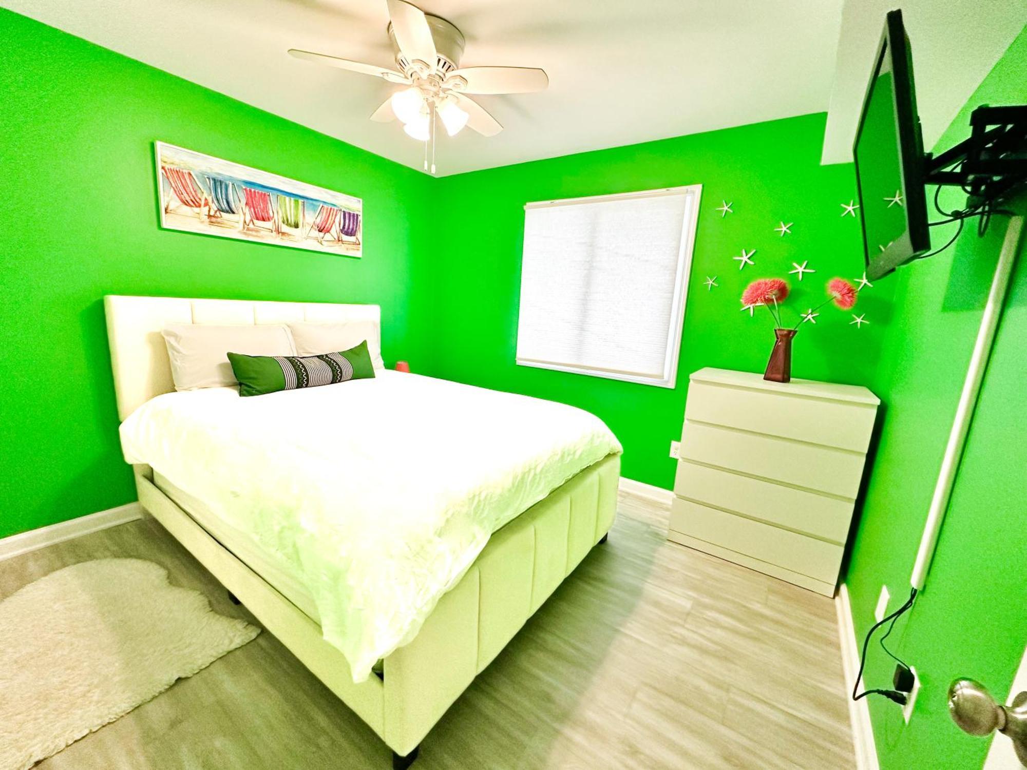 Modern Beachside Bliss: 2 Bed/2 Bath Haven *