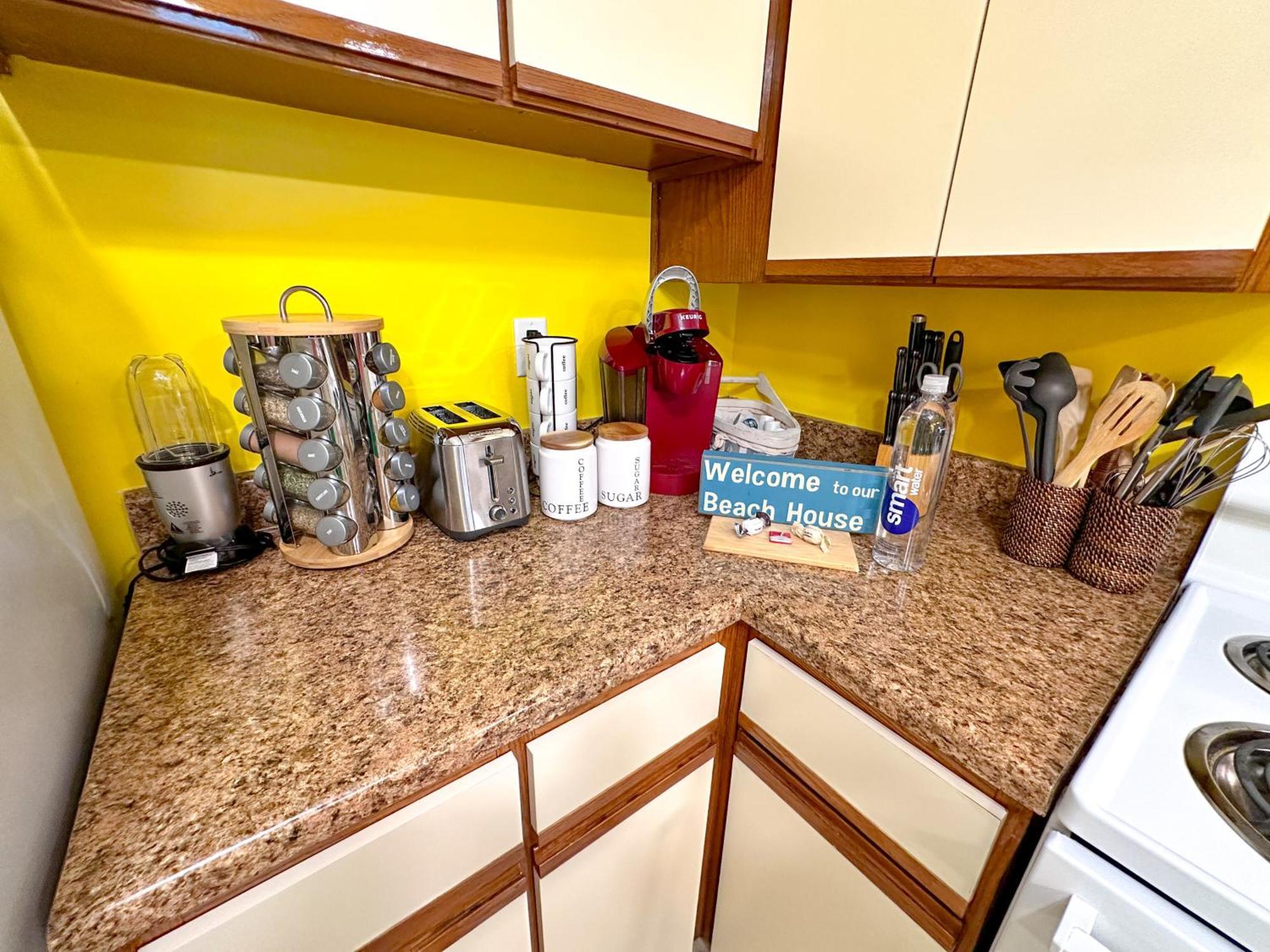 Apartment Modern Beachside Bliss: 2 Bed/2 Bath Haven