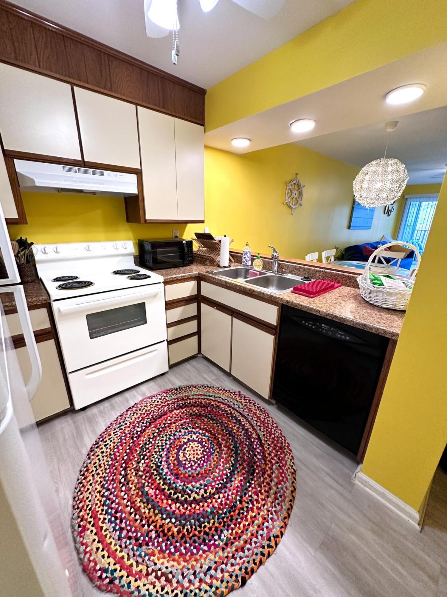 Apartment Modern Beachside Bliss: 2 Bed/2 Bath Haven