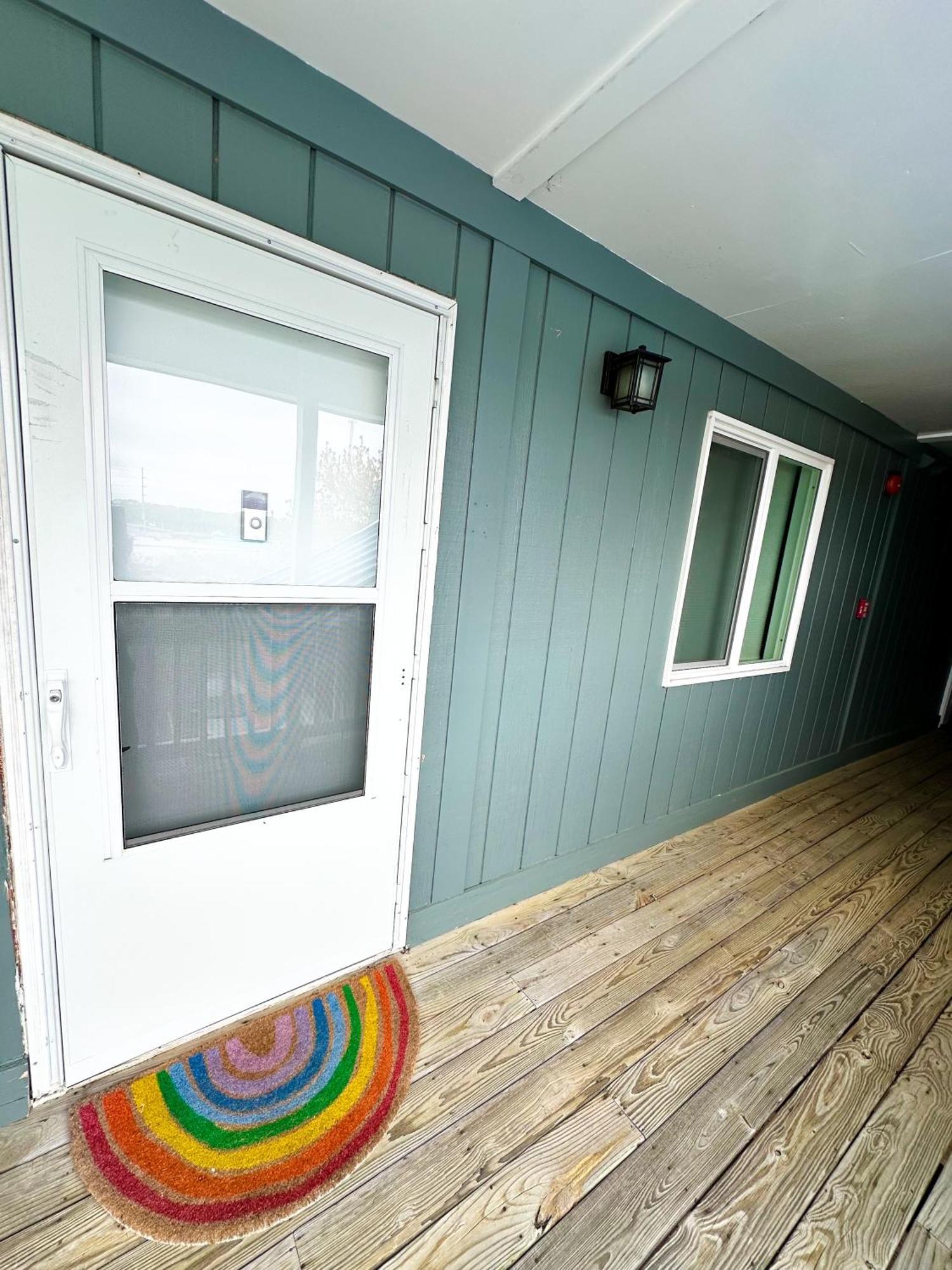 Modern Beachside Bliss: 2 Bed/2 Bath Haven *