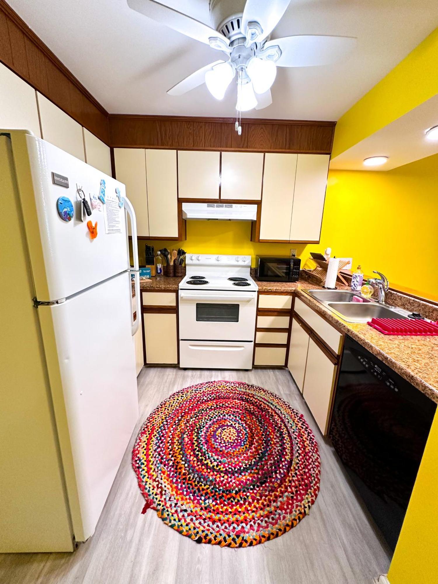 Modern Beachside Bliss: 2 Bed/2 Bath Haven *