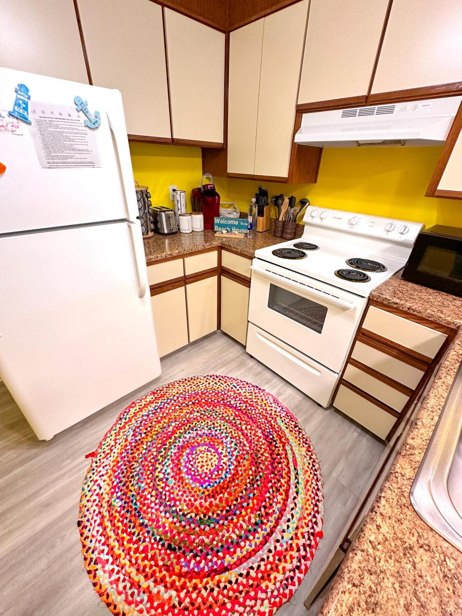 Modern Beachside Bliss: 2 Bed/2 Bath Haven Apartment