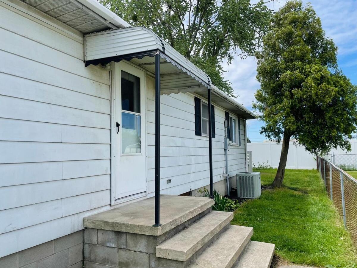 Charming With Fenced Backyard Pet Friendly Holiday home *