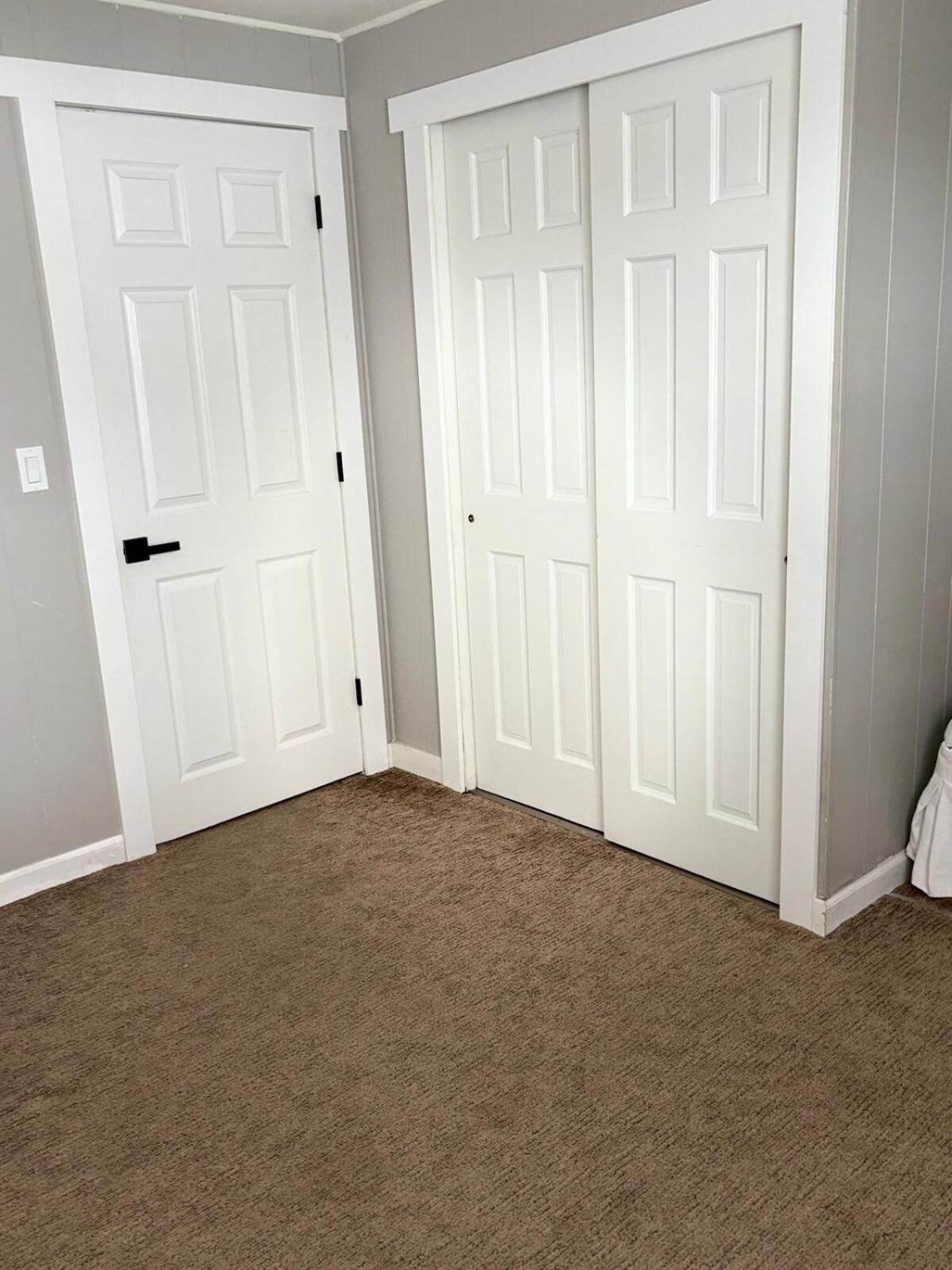 Charming With Fenced Backyard Pet Friendly Holiday home *