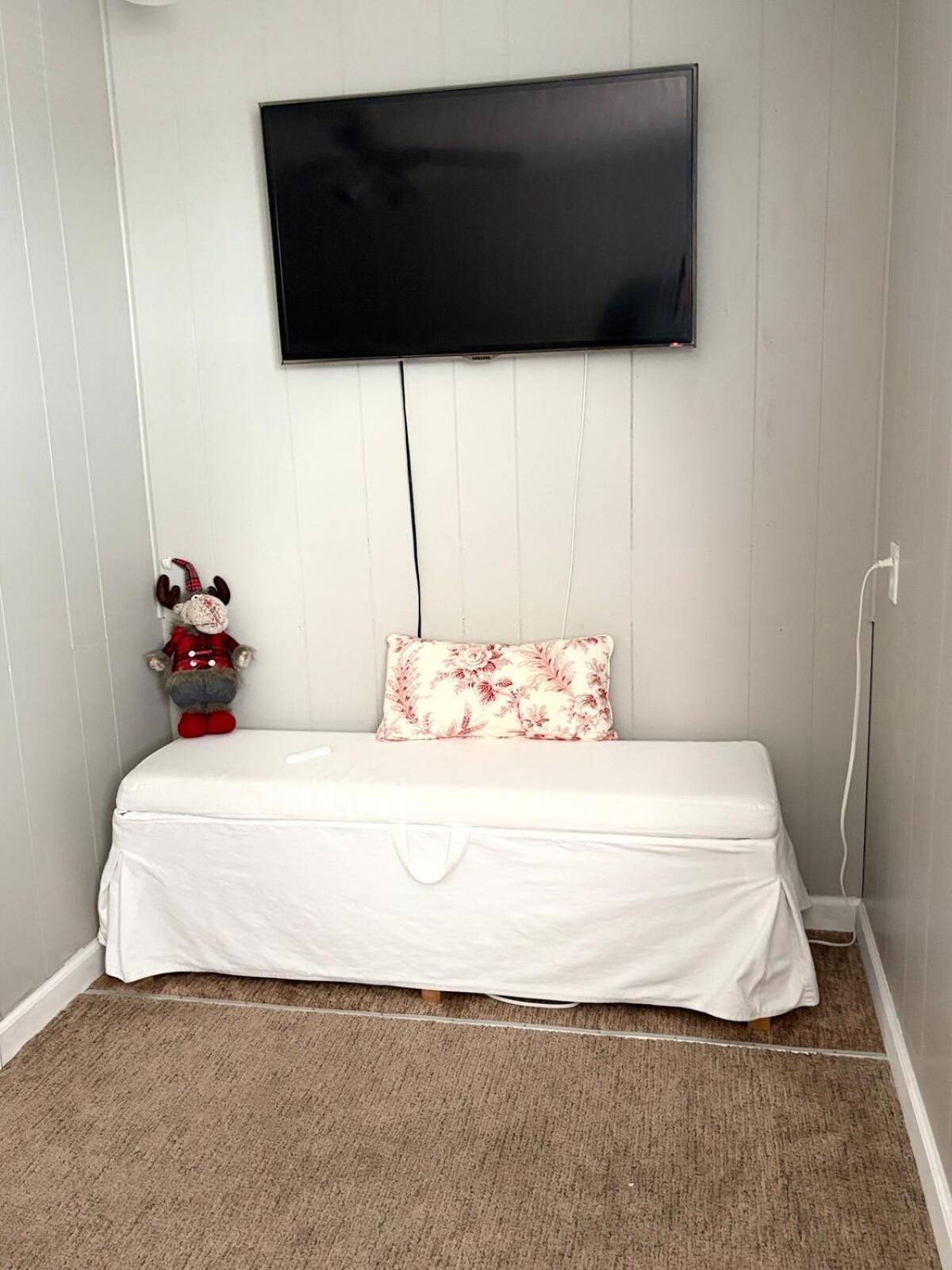 Holiday home Charming With Fenced Backyard Pet Friendly *