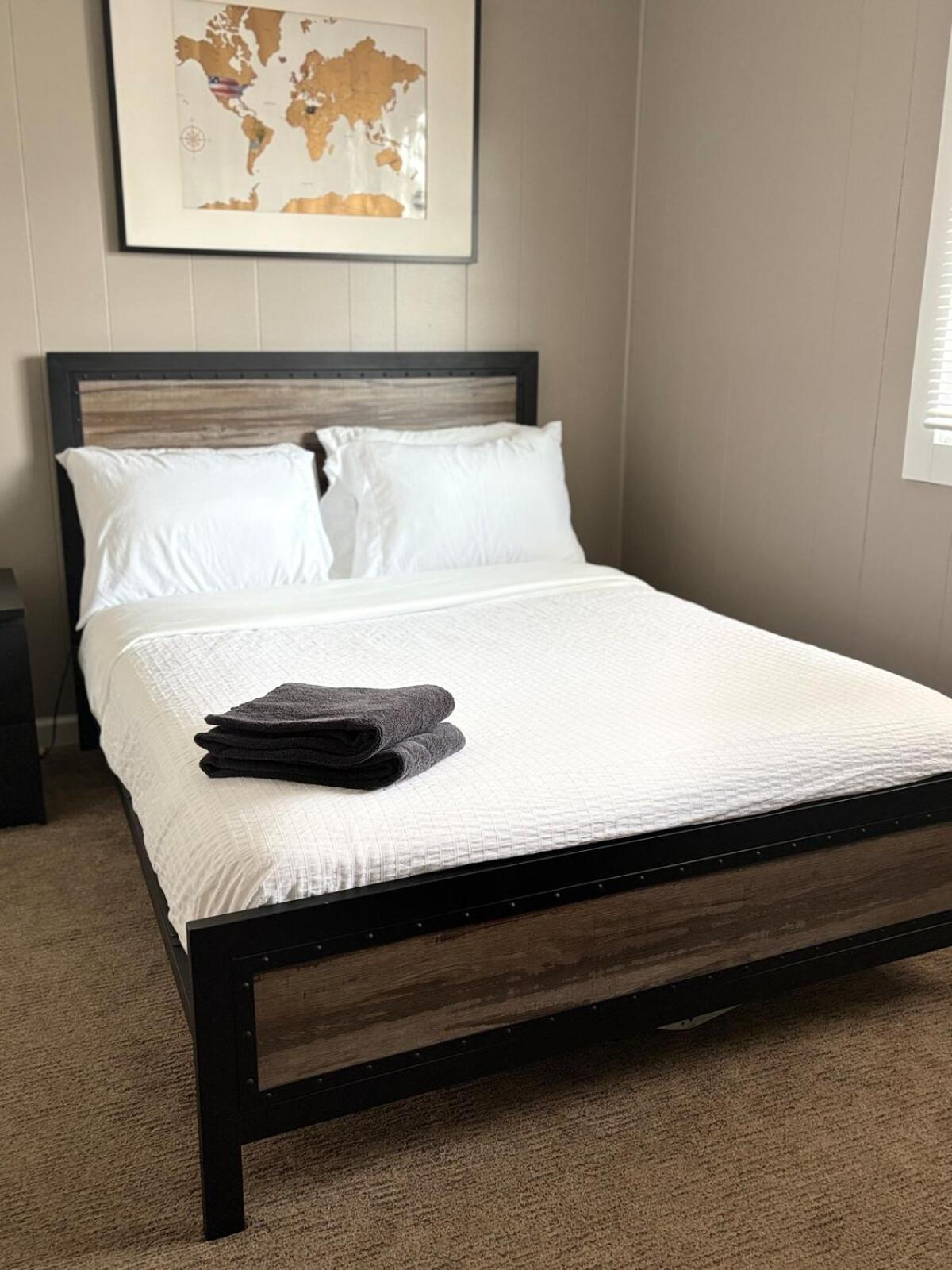 Holiday home Charming With Fenced Backyard Pet Friendly