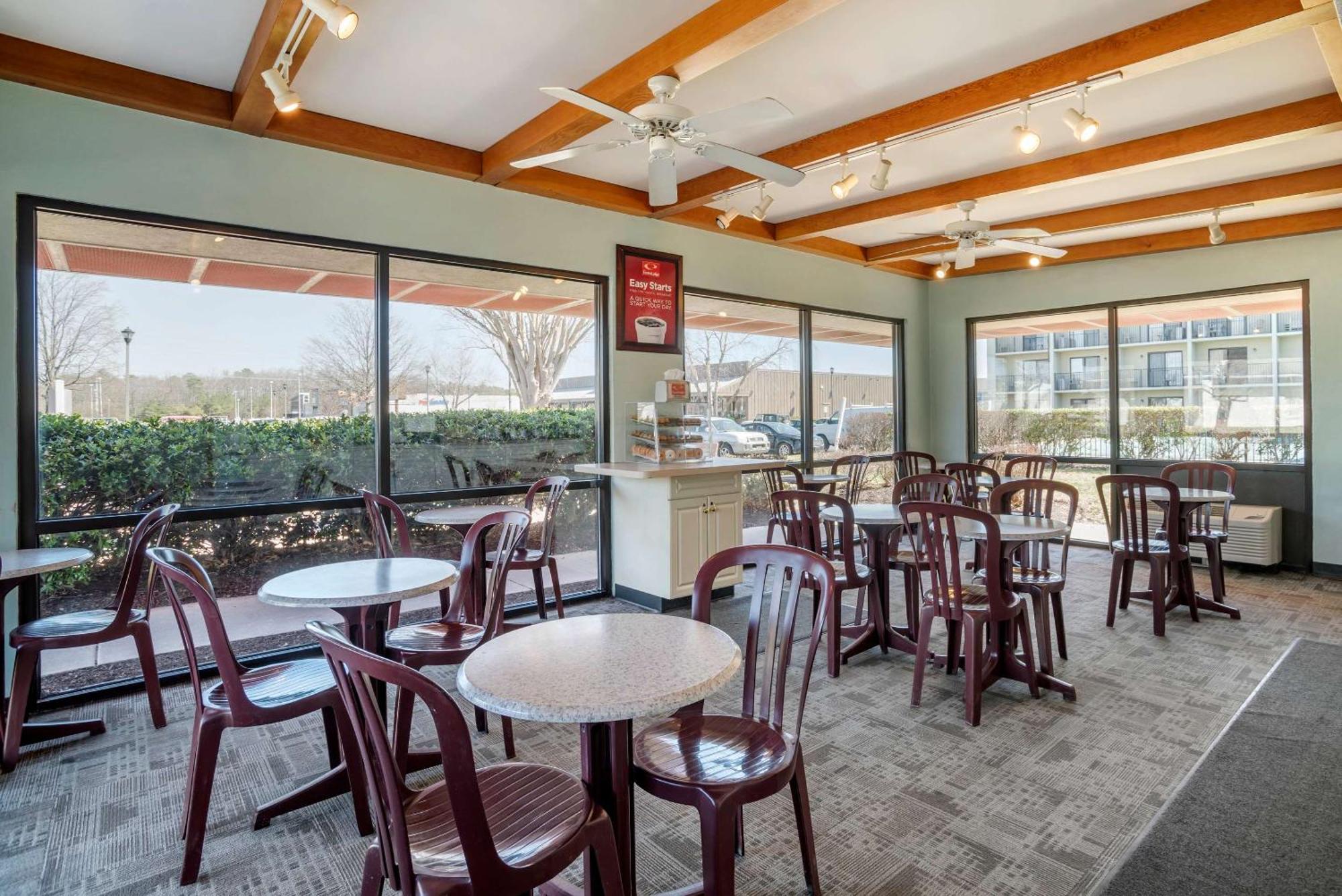 Econo & Rehoboth Hotel 2*