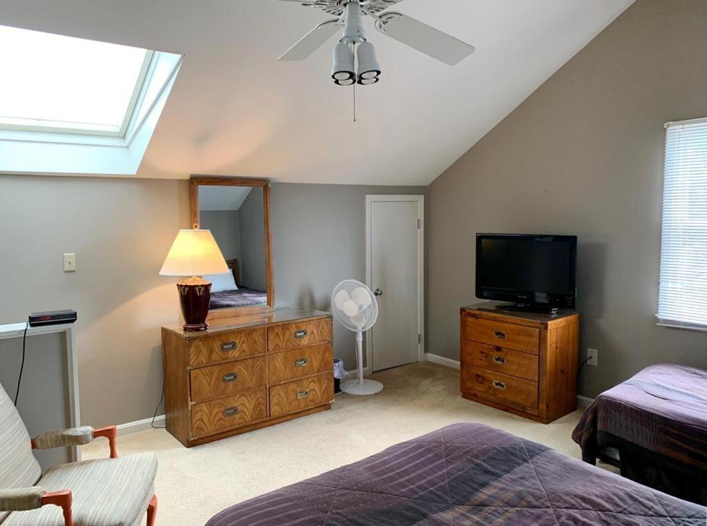 King Charles Avenue 404 #6 *