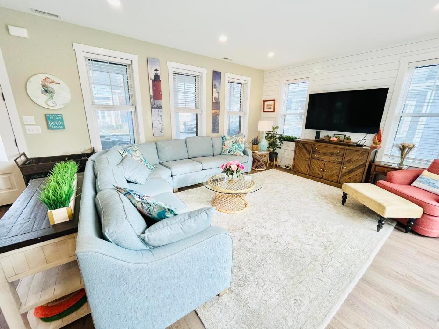 Laurel Street 308 *