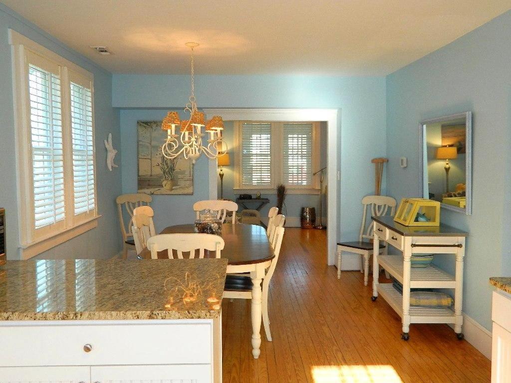 Laurel Street 204 *
