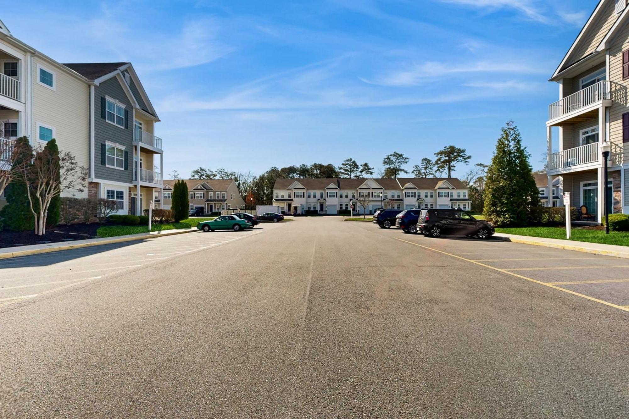 Apartment Grande At Canal Pointe -- 37697 Ulster #12